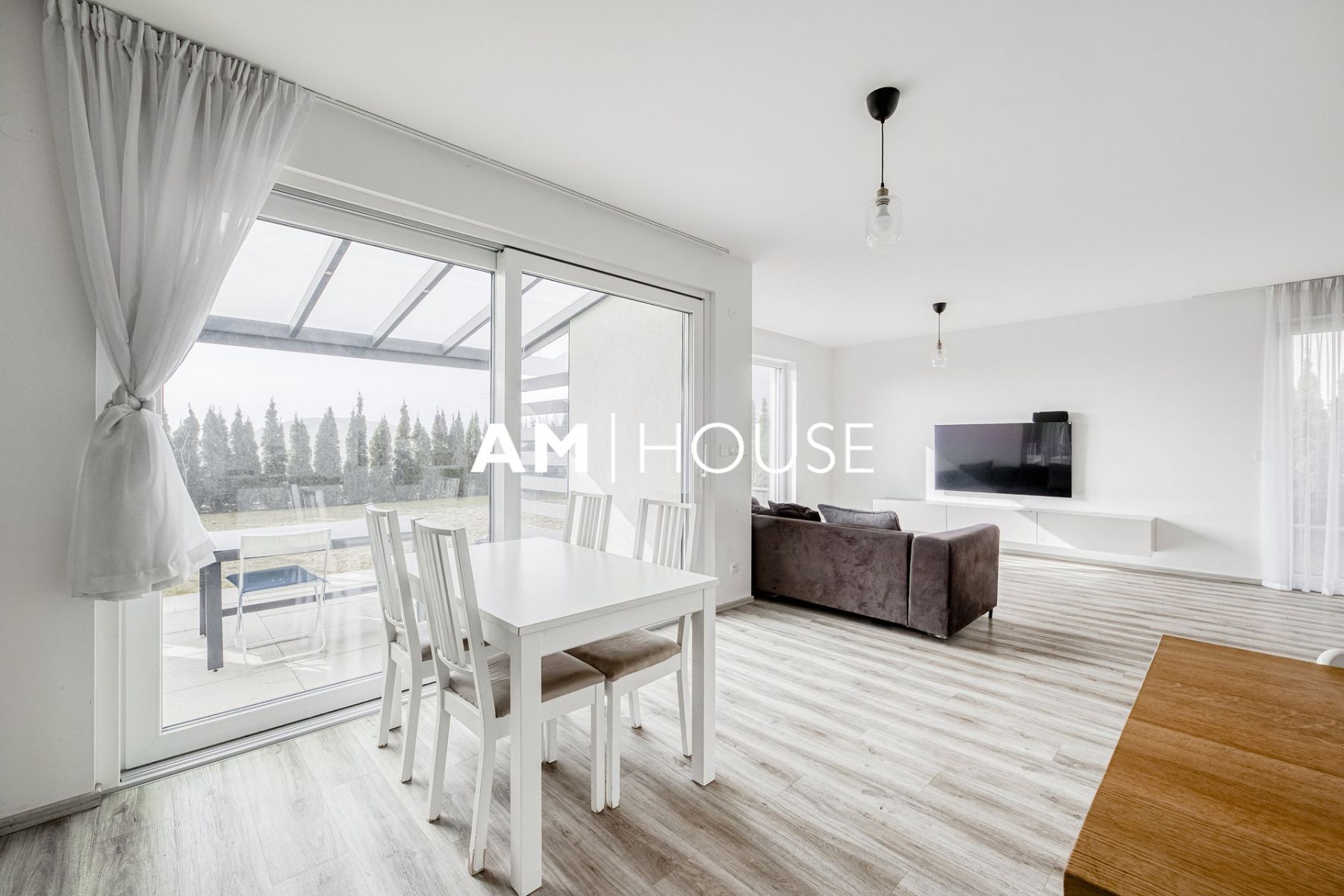 Nabízíme k prodeji dvoupodlažní rodinný dům o dispozici 4+kk s užitnou plochou cca 139 m a upravenou