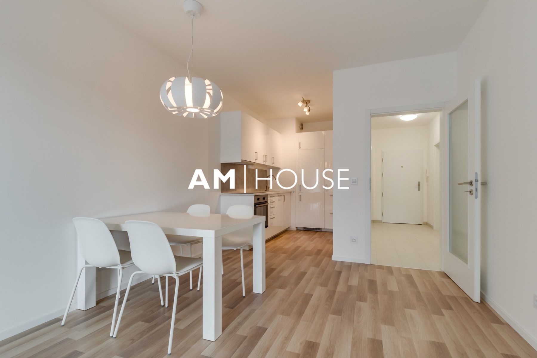 Nabízíme k prodeji byt 60 m2 + balkon 13 m2, který je situován ve 6. patře Tulipa Třebešín Praha 3,